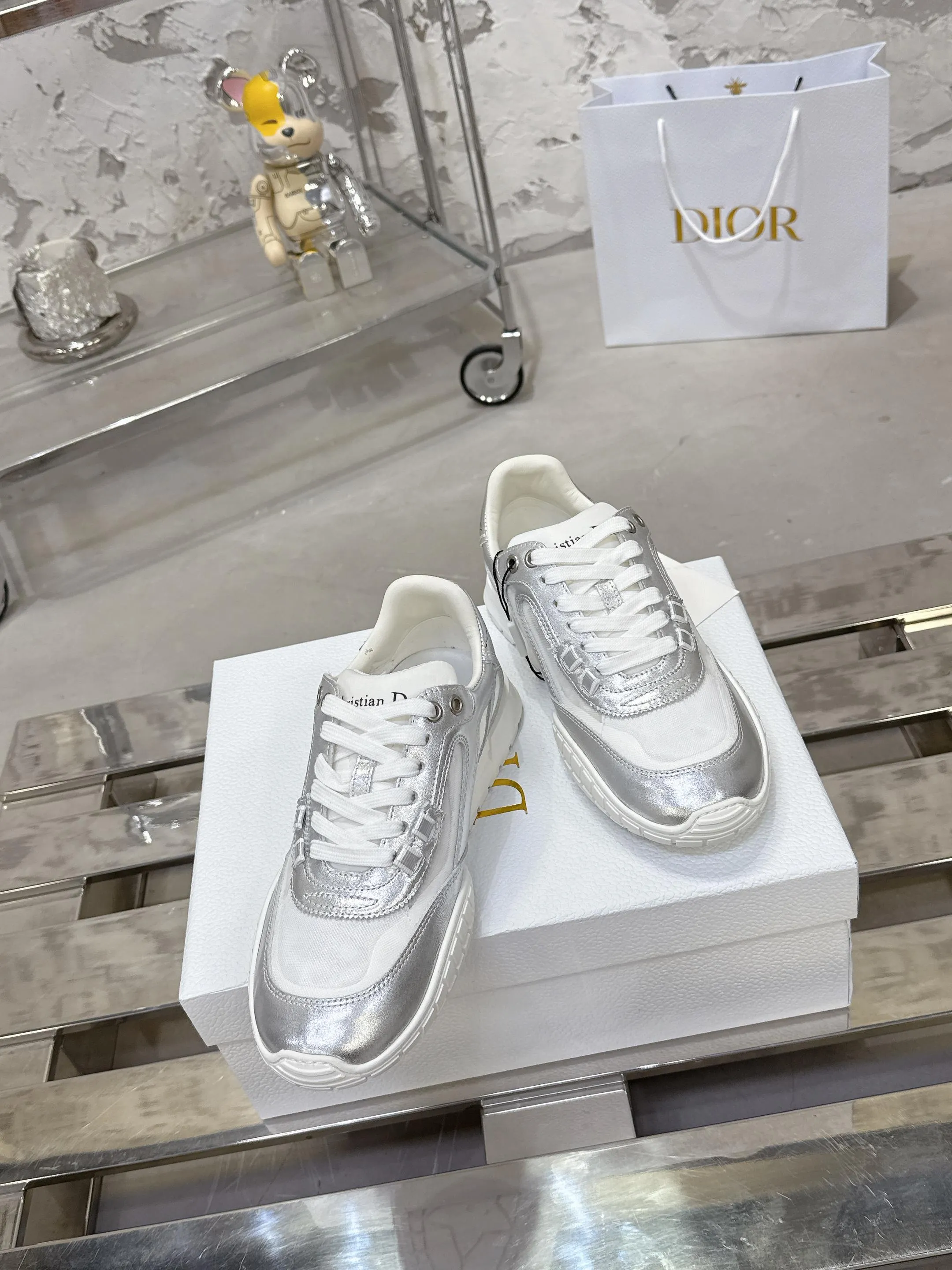 Factory price 640💰 Top version! ! ! Dior Tech sneakers Dior Tech is newly launched, with exquisite color matching and autumn and winter atmosphere. This Dior Tech sneaker is a new product in the 2026 early spring ready-to-wear series. It is equipped with fashionable details and highlights the retro aesthetics. Made of calfskin and suede calfskin upper with transparent mesh side panels and ChristianDior Paris signature on the heel and tongue. A textured, tonal Dior signature sole adds couture style. Upper material: Textile, cowhide split leather, cowhide leather with Christian Dior Paris logo on the heel and tongue Textured Dior logo rubber sole embellished with Christian Dior's lucky star symbol! Size 35-46 (40 for women, 41 for men, 38.45.46, custom made and non-refundable)